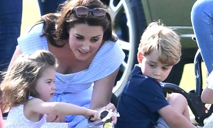 La Duquesa de Cambridge con sus hijos, George y Charlotte