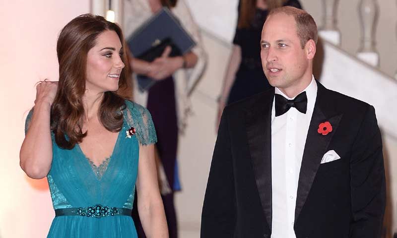 Los Duques de Cambrige, todo 'glamour' en una gala en la noche londinense