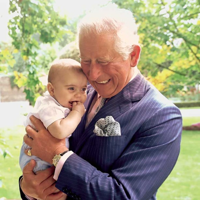 FOTOGALERÍA: Las nuevas (y adorables) imágenes del príncipe Carlos con su nieto Louis de Cambridge