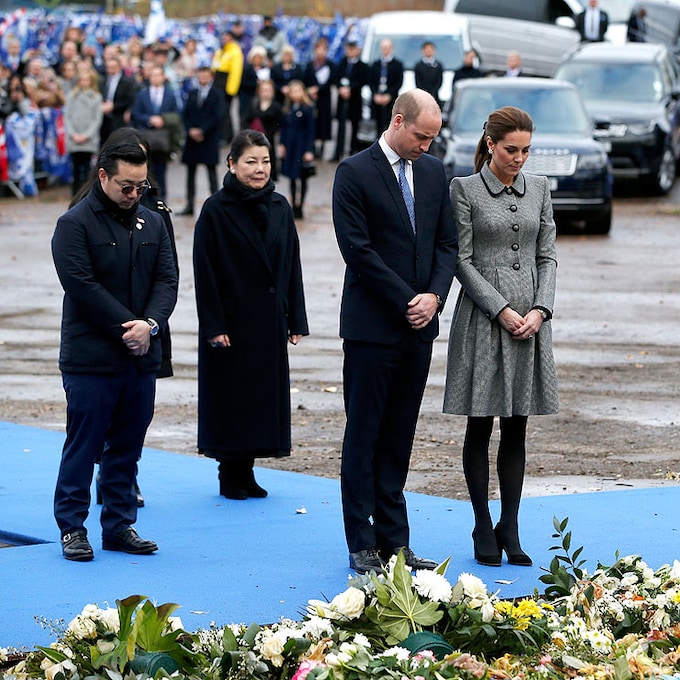 FOTOGALERÍA: Sentido homenaje de los Duques de Cambridge al fallecido presidente del Leicester