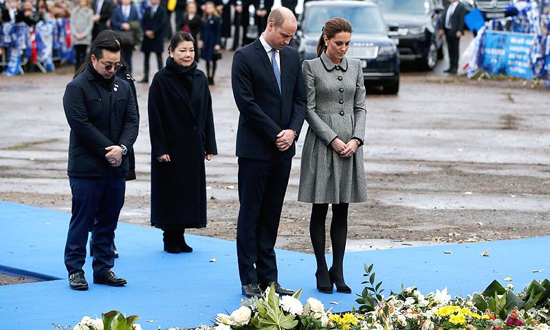 FOTOGALERÍA: Sentido homenaje de los Duques de Cambridge al fallecido presidente del Leicester
