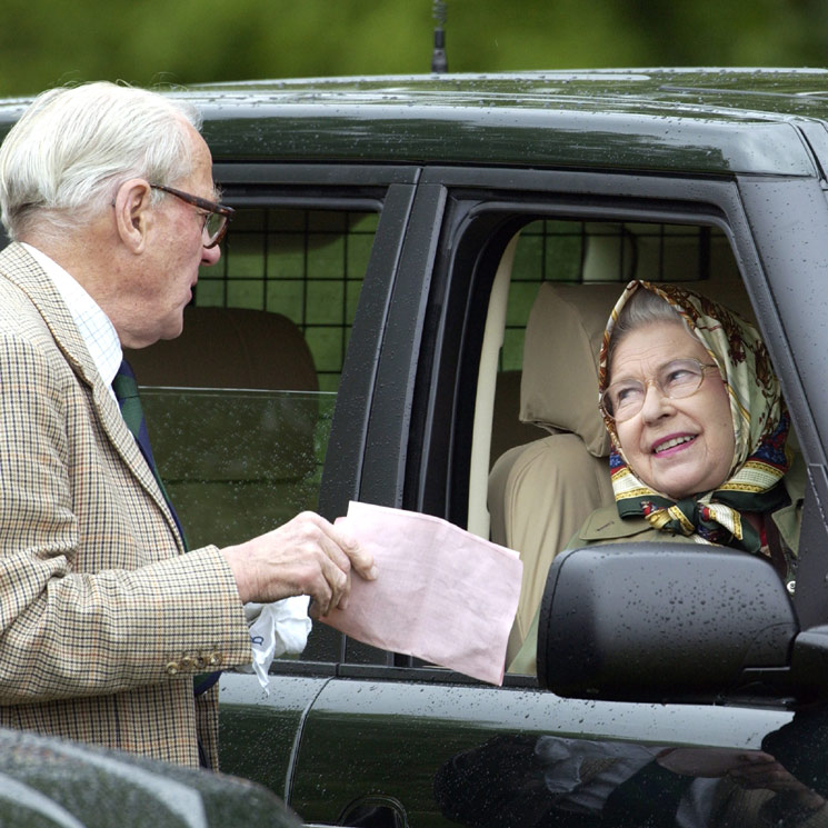 ¿Por qué Isabel II no tiene (ni necesita) carnet de conducir?