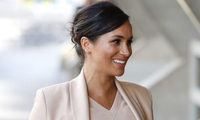La Duquesa de Sussex rememora su pasado de actriz en su primer acto como patrona del Teatro Nacional