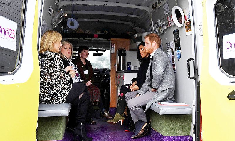 Los Duques de Sussex, 'reyes de las nieves' por un día, ayudan a repartir comida en Bristol