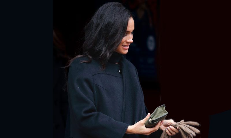 ¿Por qué la Duquesa de Sussex lleva siempre los guantes en la mano… pero nunca puestos?