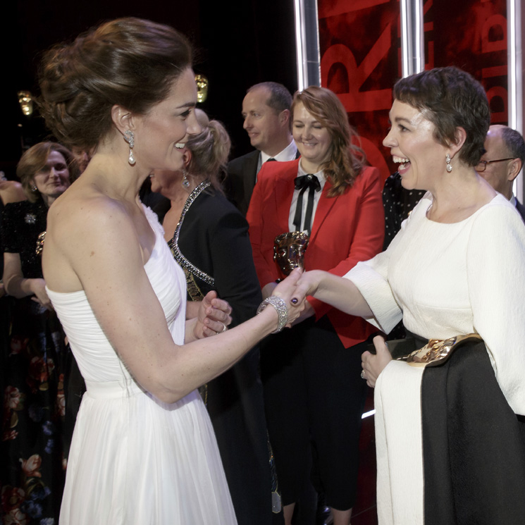 El emocionante encuentro de la duquesa de Cambridge y la 'reina Ana de Inglaterra' en los BAFTA