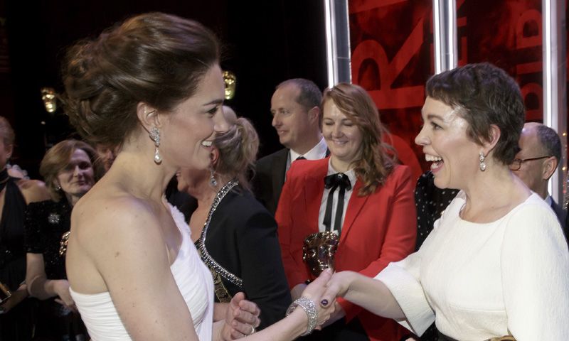 El emocionante encuentro de la duquesa de Cambridge y la 'reina Ana de Inglaterra' en los BAFTA