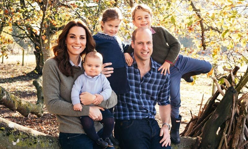Anne Hathaway sigue con su hijo el ejemplo de los Duques de Cambridge