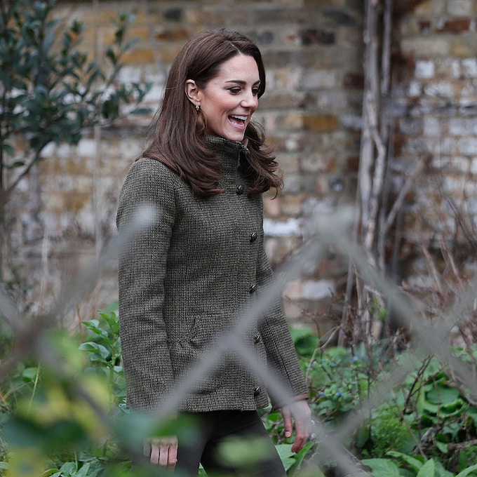 La duquesa de Cambridge, una mamá 'casual' (y viral) paseando al pequeño Louis
