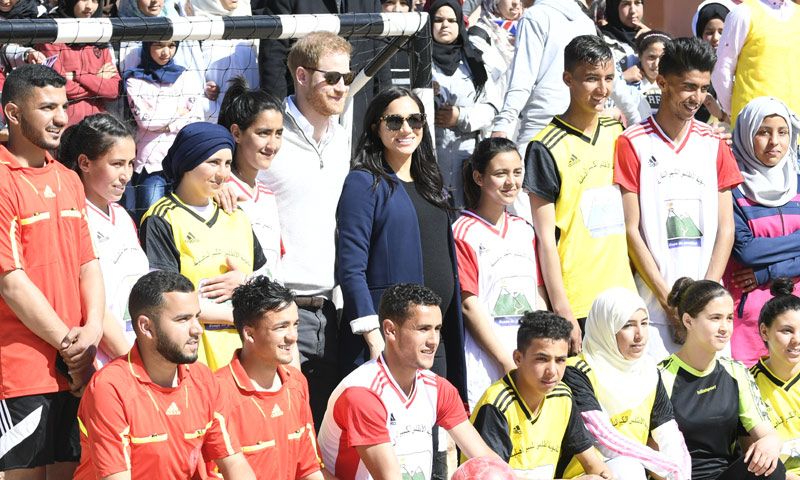 Fútbol, educación y un cambio de 'look' exprés: los Duques de Sussex se vuelcan con los más jóvenes
