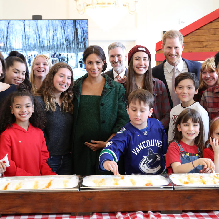 ¡Con las manos en la masa! Los duques de Sussex dan el arranque más dulce al Día de la Commonwealth