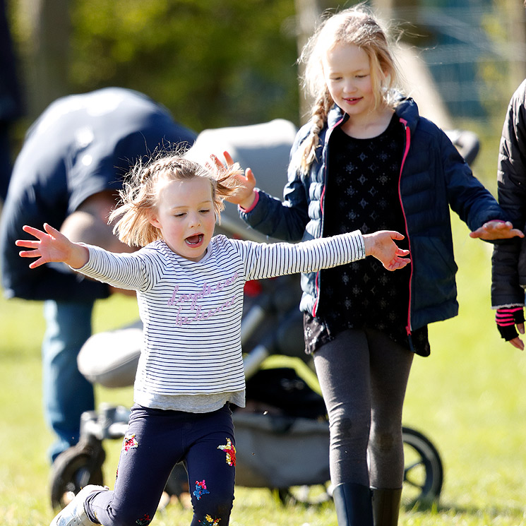 Piruetas, carreras... las travesuras de Mia Tindall no tienen fin