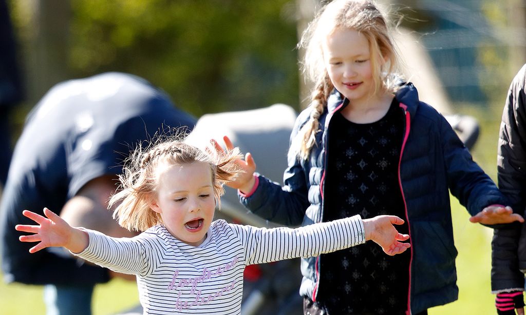 Piruetas, carreras... las travesuras de Mia Tindall no tienen fin