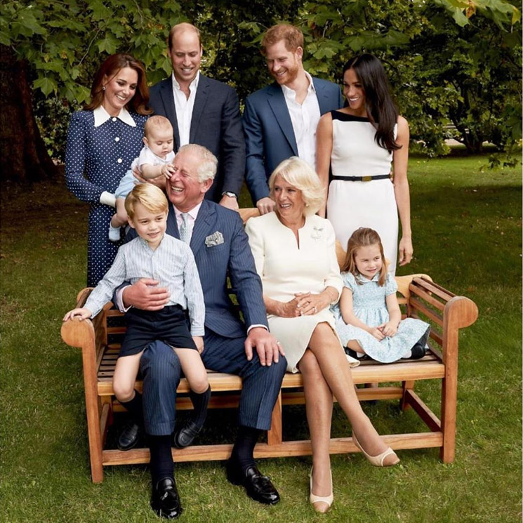 La divertida foto con la que el príncipe Carlos ha felicitado a su nieto Louis