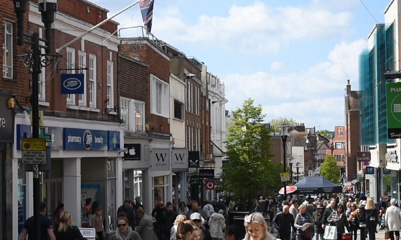 Desde Windsor: los británicos nos cuentan cómo están viviendo el inminente nacimiento del hijo de Meghan y Harry