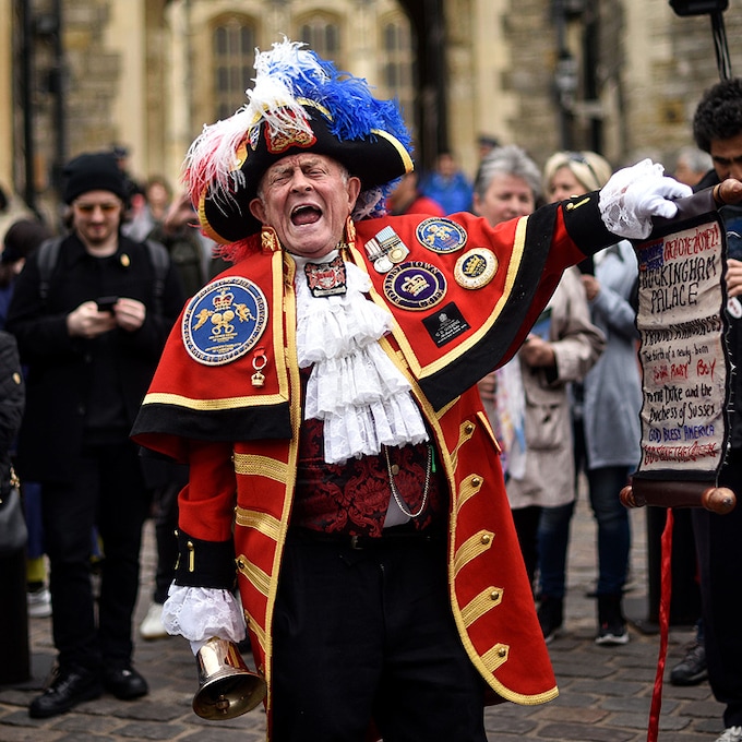Los 'royal fans' ponen el toque de color al celebrar el nacimiento en Windsor y Buckingham