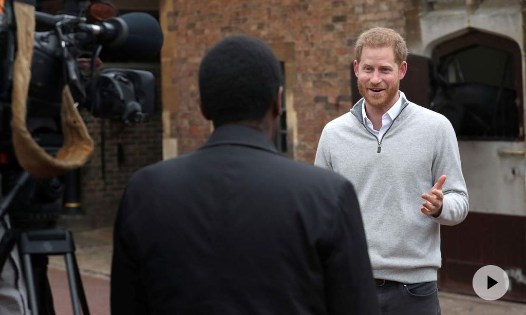 Los inesperados acompañantes del príncipe Harry en su comparecencia ante los medios