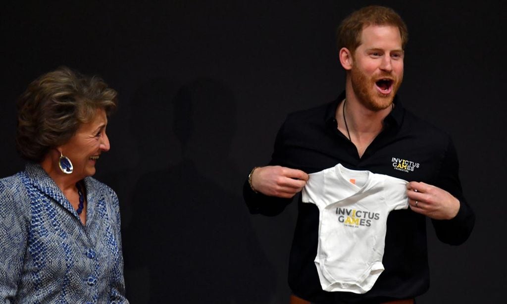 El príncipe Harry se separa unas horas de Meghan y Archie, pero ¡les lleva este regalo!