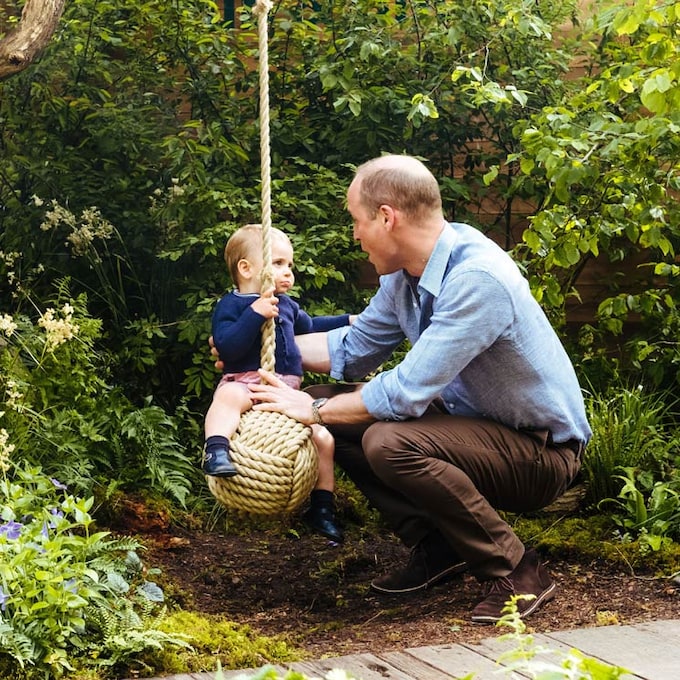 Los primeros pasos del príncipe Louis en el jardín de 'cuento' diseñado por su madre