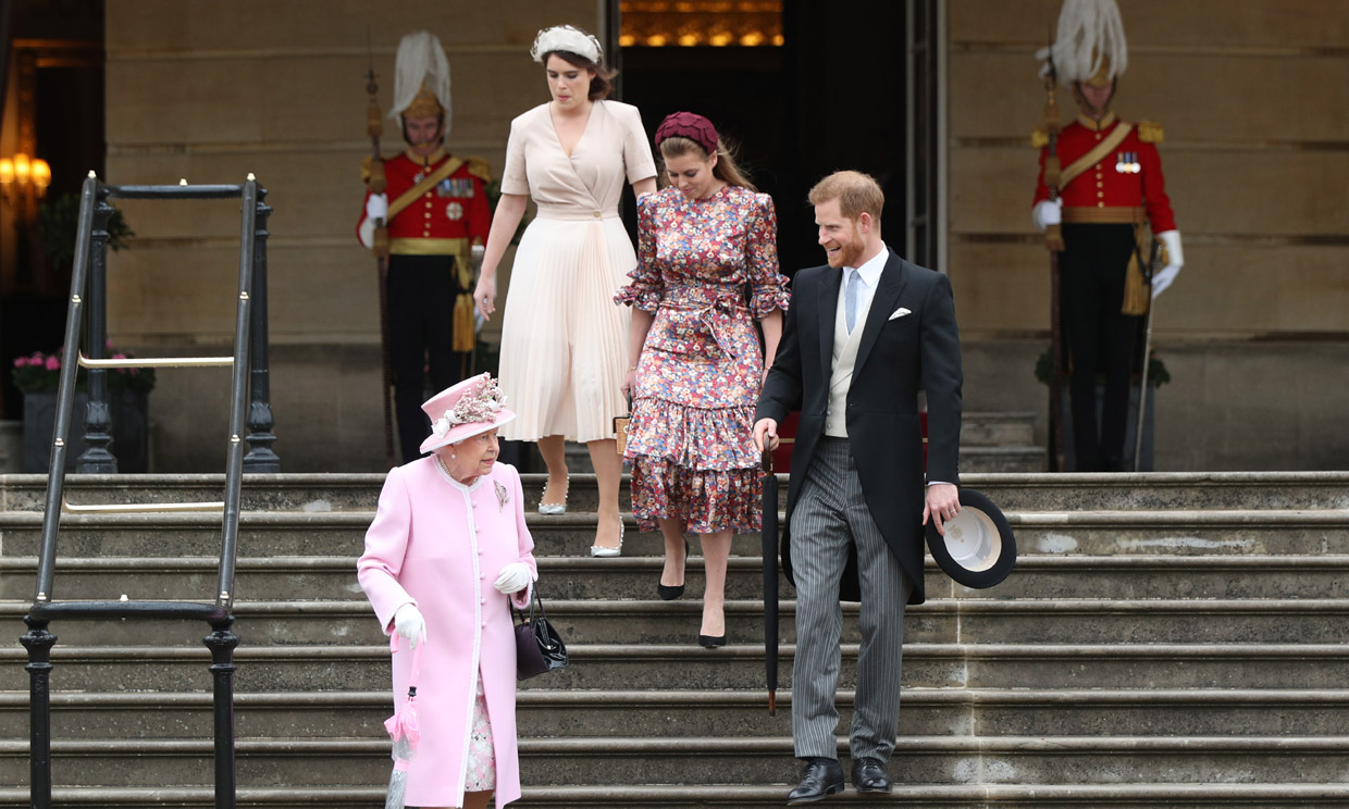 Isabel II de Inglaterra celebra junto al príncipe Harry, pero sin Meghan, la fiesta en el jardín de Buckingham