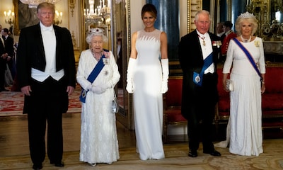 La curiosa razón por la que todas las mujeres vistieron de blanco en la recepción de Isabel II