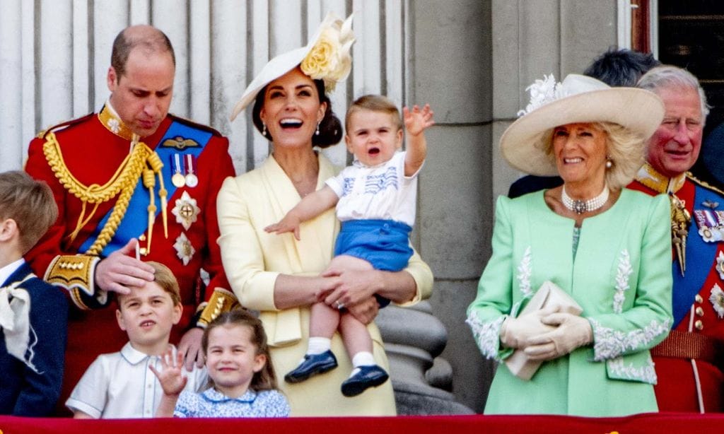 Carantoñas y diversión en el balcón: los niños de Cambridge, maravillados con el desfile