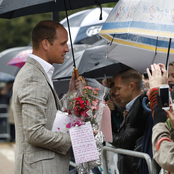 El duque de Cambridge irrumpe por sorpresa en el homenaje a Diana de Gales 