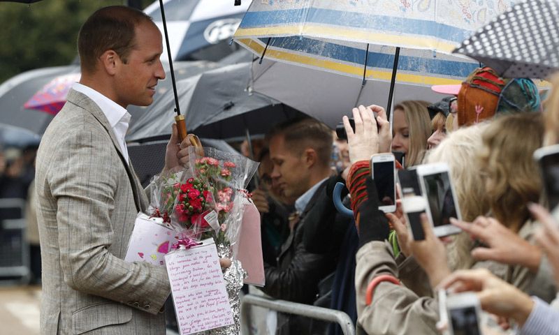 El duque de Cambridge irrumpe por sorpresa en el homenaje a Diana de Gales