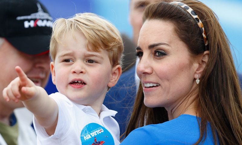 Dos primos unidos por el tenis: George de Cambridge juega con Federer y Archie... ¿con Serena Williams?