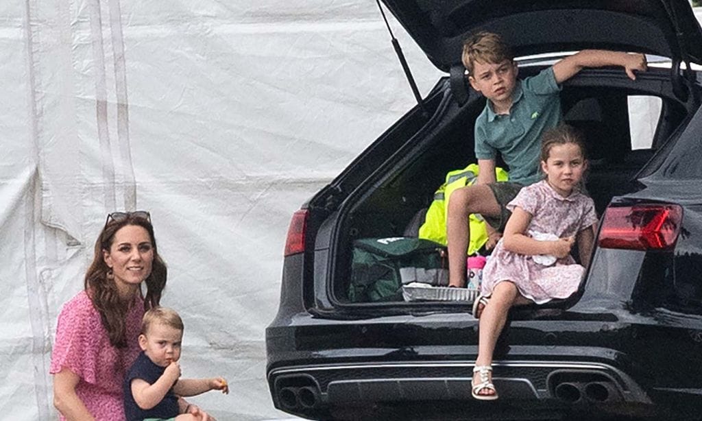 La divertida foto del príncipe George, la princesa Charlotte y el príncipe Louis junto a un 'amigo' muy especial