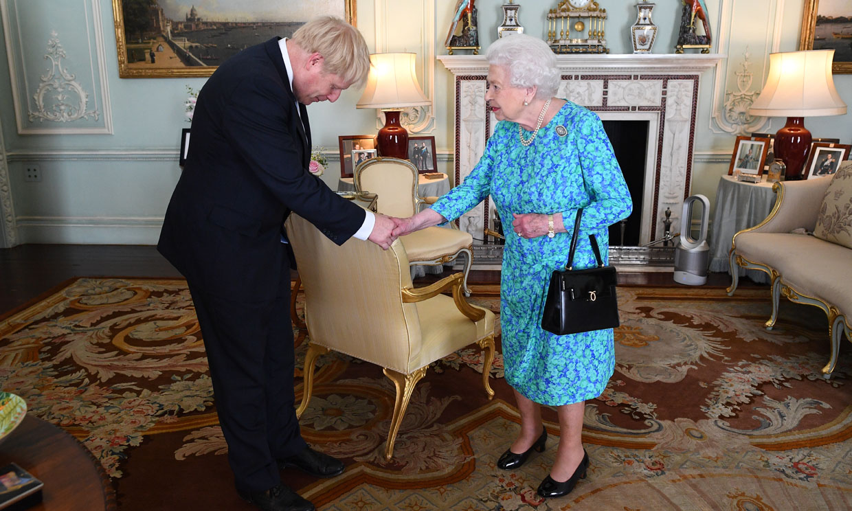 ¿Por qué la reina Isabel II saludó a Boris Johnson con su bolso puesto?