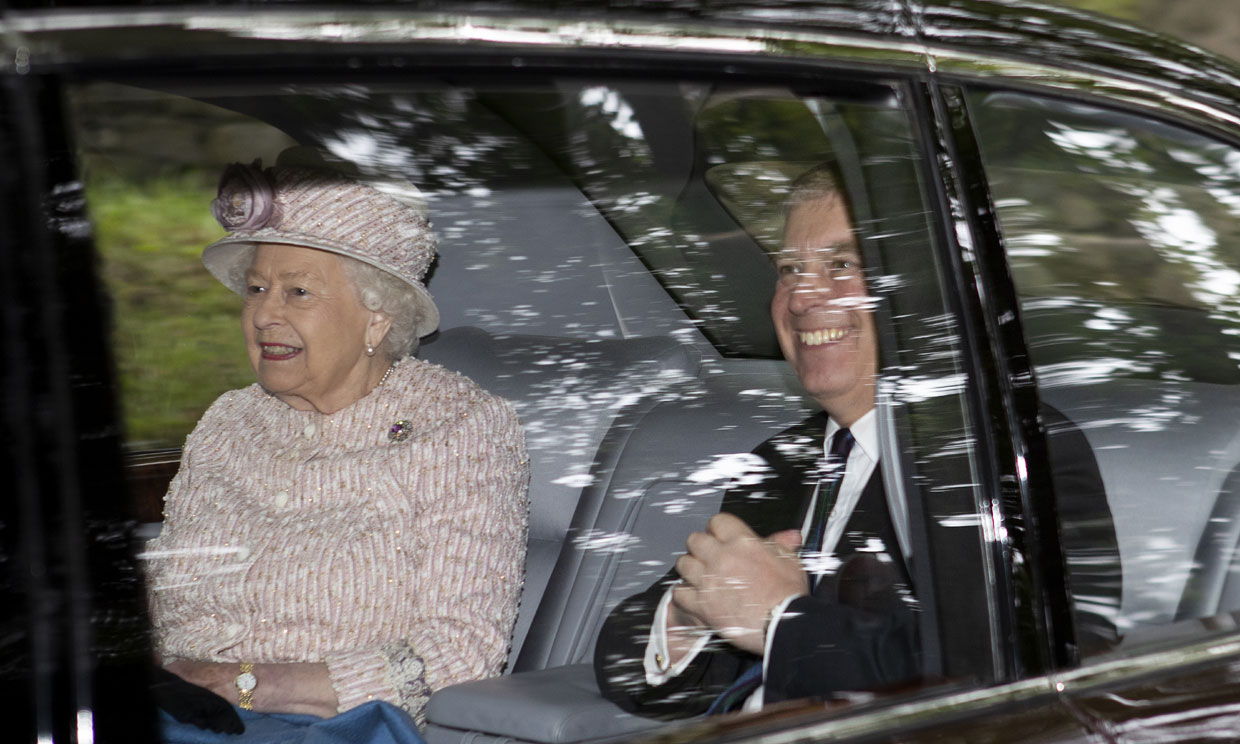 El príncipe Andrés y Sarah Ferguson visitan a la reina Isabel en Balmoral (y no han sido los únicos)