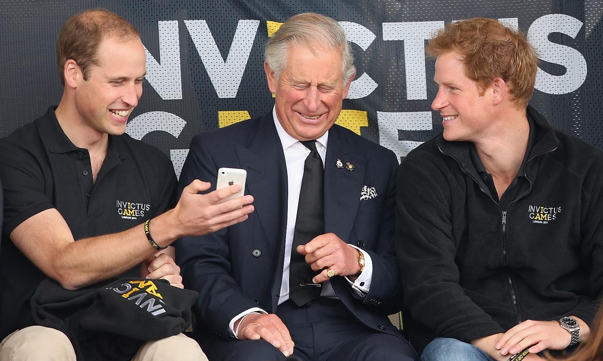 Los 'royals' británicos también tienen grupo de WhatsApp, ¿de qué hablan?