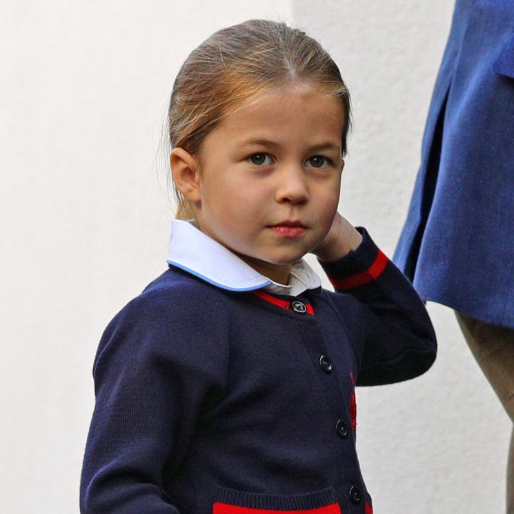 Charlotte y el detalle de su mochila del cole que no ha pasado desapercibido