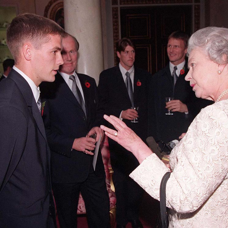 La simpática regañina de Isabel II al exfutbolista Michael Owen ¡por un sombrero!