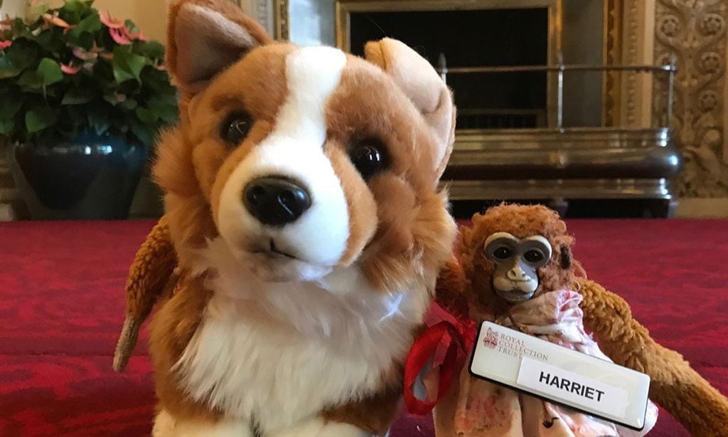 El Palacio de Buckingham atiende a los ruegos de una niña australiana y le devuelve el mono de peluche perdido en Londres