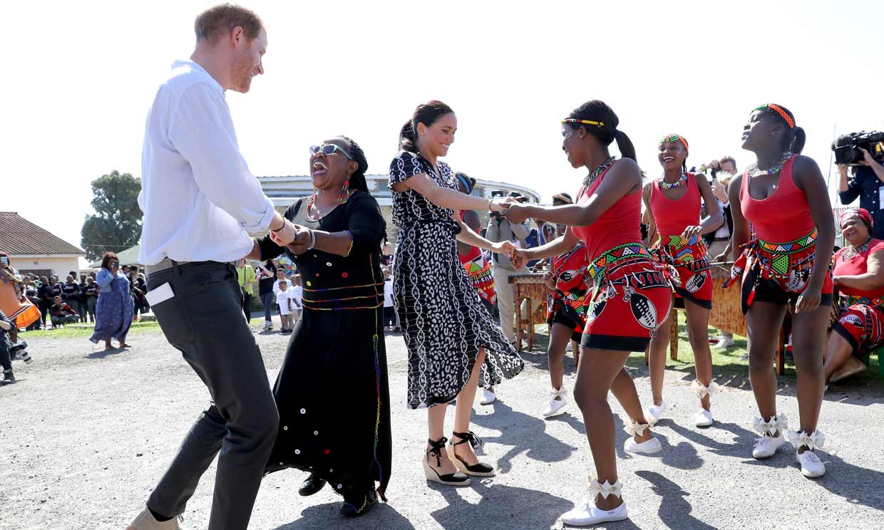 Baile y abrazos adorables para recibir a los duques de Sussex en África