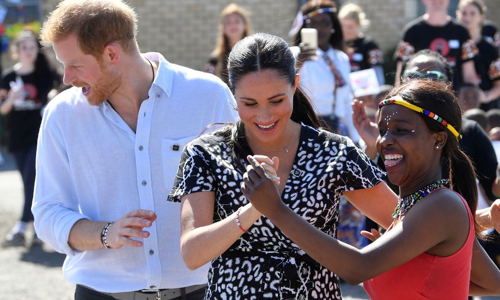¡A bailar! El ritmo de Meghan Markle y el príncipe Harry a su llegada a Sudáfrica