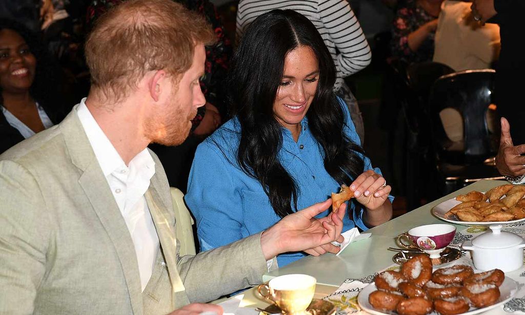Los duques de Sussex culminan su primer día con dulces típicos y un baño de multitudes