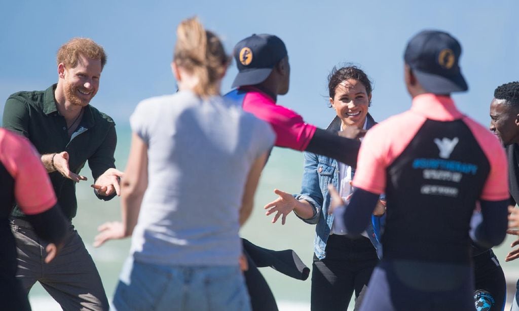 El príncipe Harry y Meghan Markle se apuntan a la 'surfterapia'