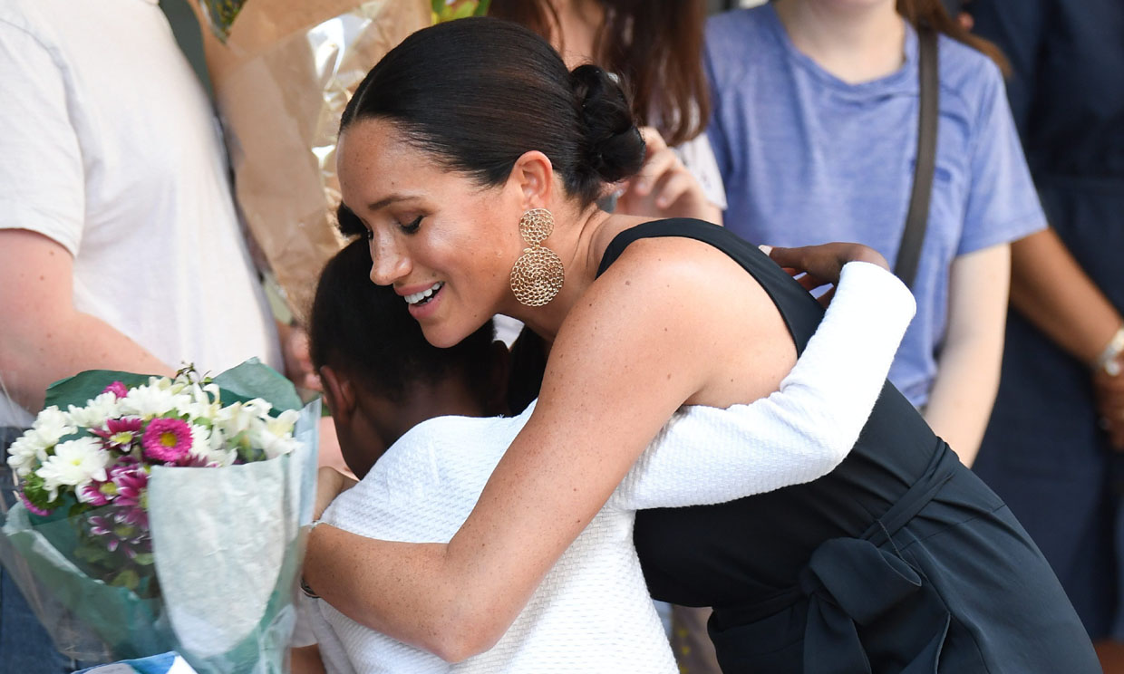 El plan solidario y maternal de Meghan Markle: regalar la ropa de Archie y jugar con bebés en el suelo