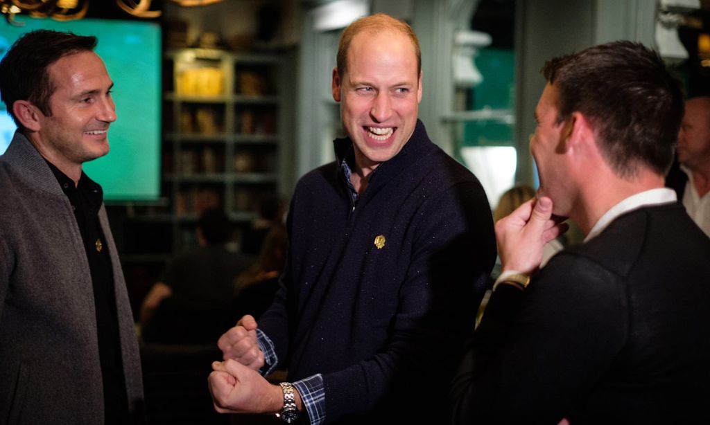 ¡Como un inglés más! El duque de Cambridge ve el fútbol en un pub