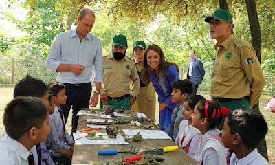 El duque de Cambridge recuerda a su madre durante su visita a Pakistán
