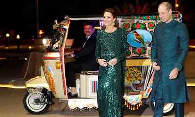 ¡'Glamour' a bordo de un tuk tuk! Los duques de Cambridge brillan en una cena de gala en Pakistán