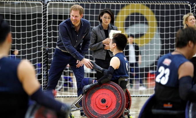 El príncipe Harry muestra su lado más solidario antes de animar a Inglaterra en la final de rugby de Japón