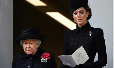 Isabel II, emocionada y arropada por toda la familia para celebrar el Día del Armisticio