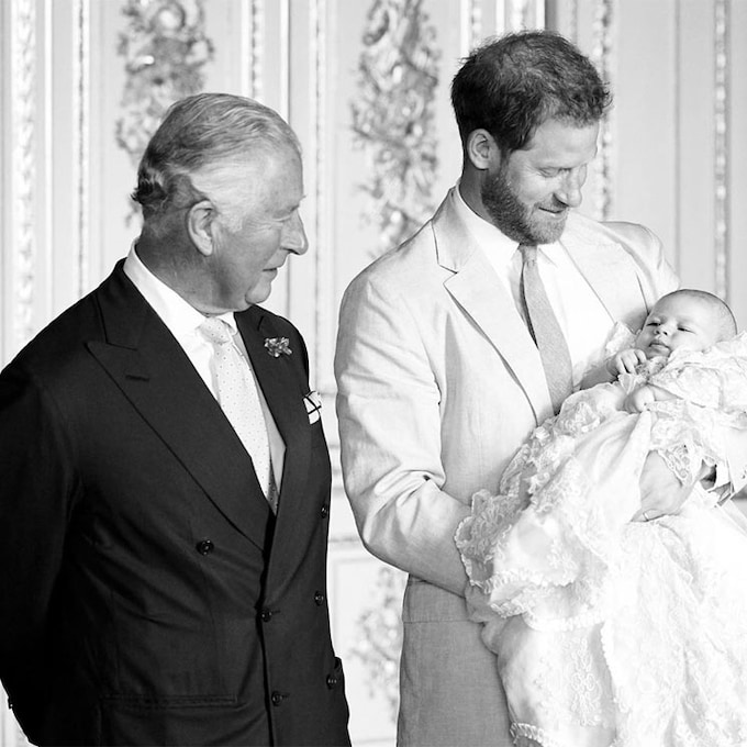 El príncipe Harry felicita a su padre con una foto inédita de Archie