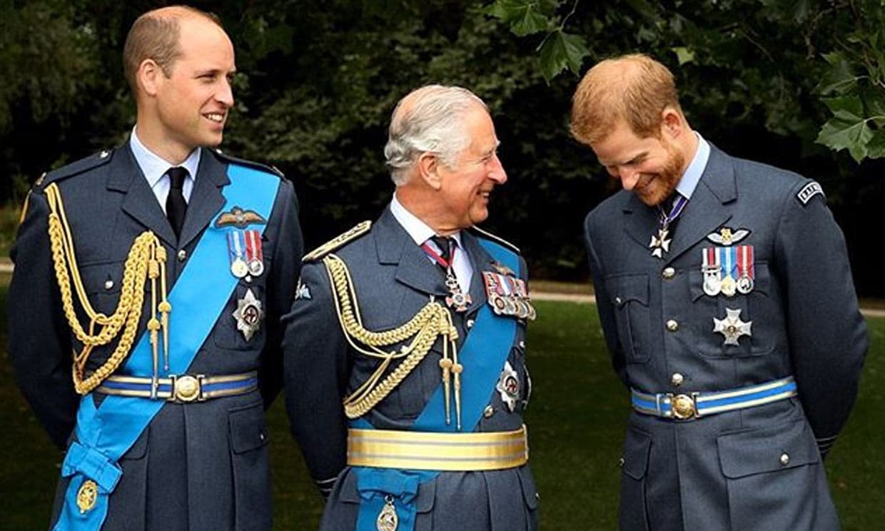 Los duques de Sussex y Cambridge con el príncipe Carlos
