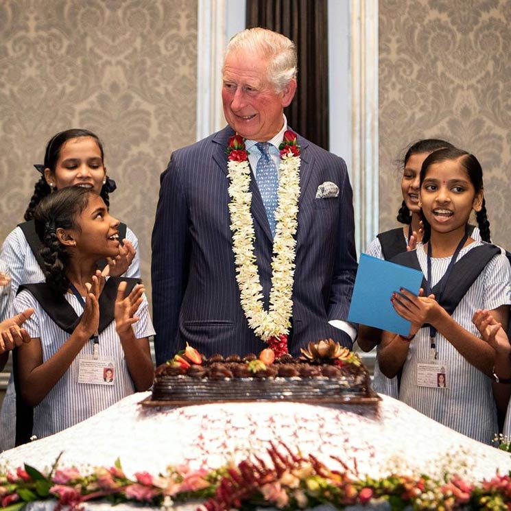  Una gran tarta, canciones y regalos artesanales, el príncipe Carlos de Inglaterra sopla las velas de su 71 cumpleaños en India 