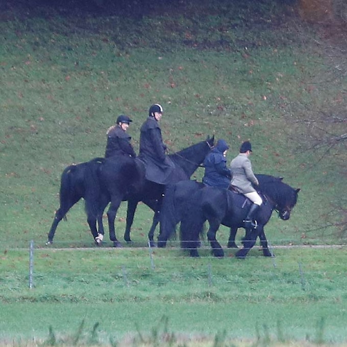 Paseos a caballo y naturaleza, la terapia del príncipe Andrés junto a Isabel II tras su dimisión